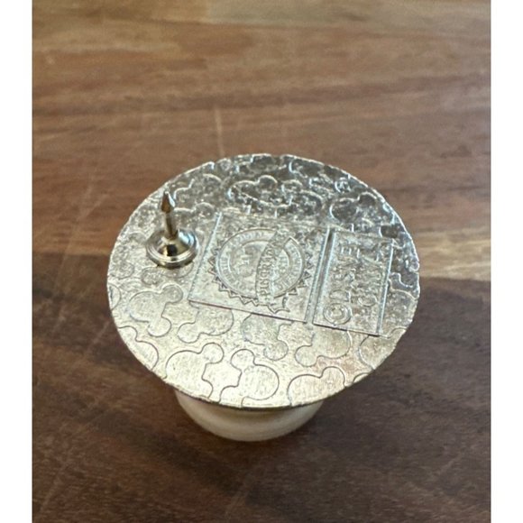 Disney Mickey Trading Pin Pirates Of The Caribbean Pirate Flag Red Silver Authen - Picture 3 of 5